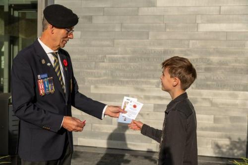 Poppy uitgereikt aan jeugdburgemeester Bronckhorst (28-10-2022)