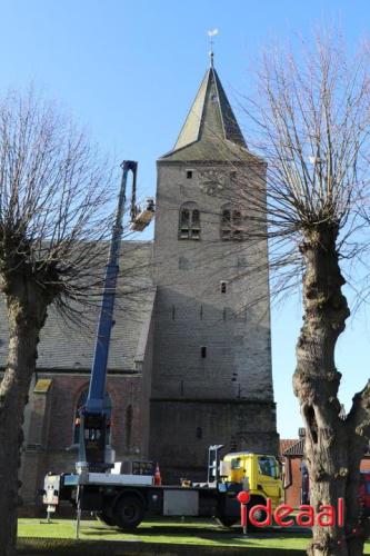 Werkzaamheden aan uurwerk van kerk in Zelhem (14-04-2023)