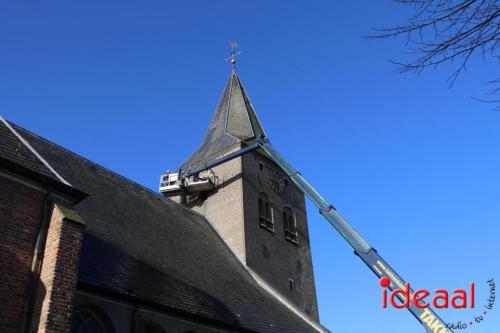 Werkzaamheden aan uurwerk van kerk in Zelhem (14-04-2023)