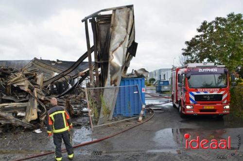 Resten van grote brand in Zutphen (08-10-2023)