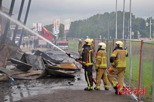 Resten van grote brand in Zutphen (08-10-2023)