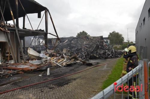 Resten van grote brand in Zutphen (08-10-2023)