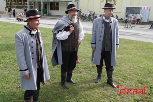 Folkloristische dansgroep De Iesselschotsers naar Estland