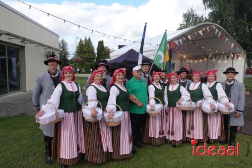 Folkloristische dansgroep De Iesselschotsers naar Estland