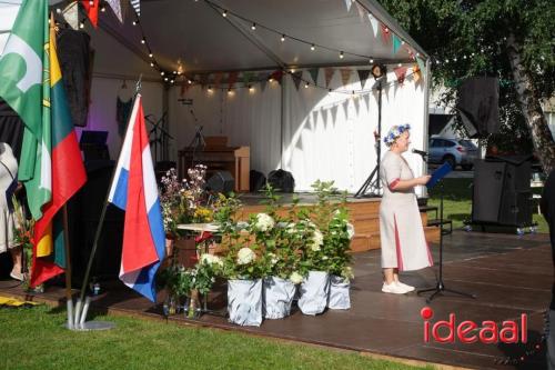 Folkloristische dansgroep De Iesselschotsers naar Estland