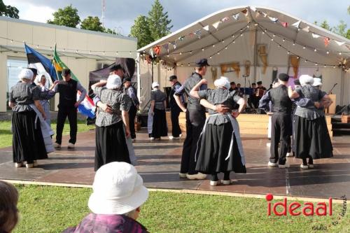 Folkloristische dansgroep De Iesselschotsers naar Estland