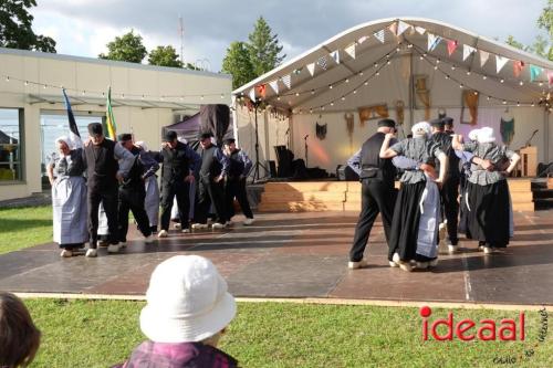 Folkloristische dansgroep De Iesselschotsers naar Estland