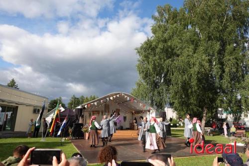 Folkloristische dansgroep De Iesselschotsers naar Estland