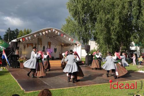 Folkloristische dansgroep De Iesselschotsers naar Estland