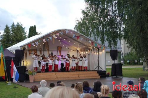 Folkloristische dansgroep De Iesselschotsers naar Estland