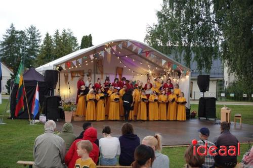 Folkloristische dansgroep De Iesselschotsers naar Estland