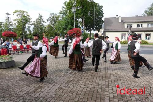 Folkloristische dansgroep De Iesselschotsers naar Estland