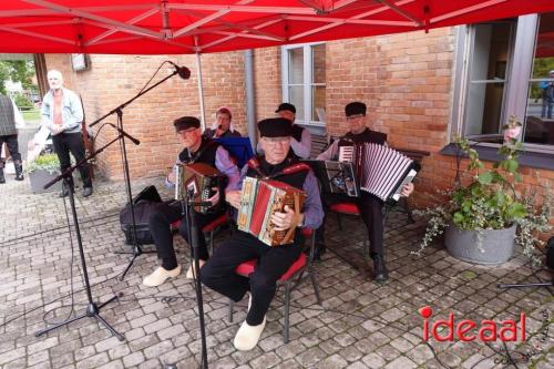 Folkloristische dansgroep De Iesselschotsers naar Estland