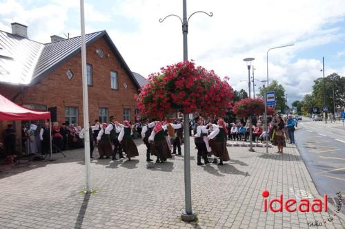 Folkloristische dansgroep De Iesselschotsers naar Estland