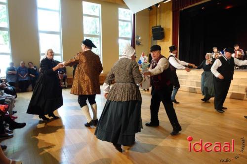 Folkloristische dansgroep De Iesselschotsers naar Estland