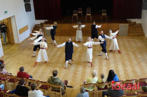 Folkloristische dansgroep De Iesselschotsers naar Estland