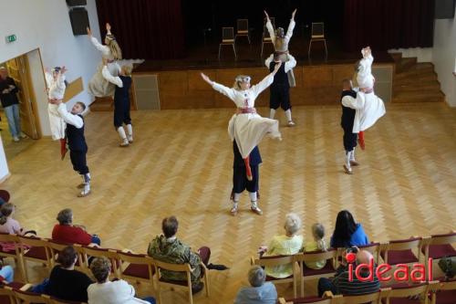 Folkloristische dansgroep De Iesselschotsers naar Estland