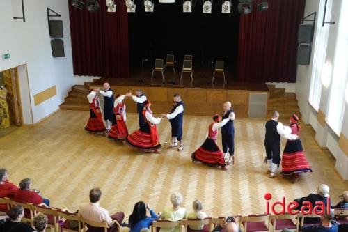 Folkloristische dansgroep De Iesselschotsers naar Estland