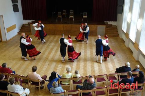 Folkloristische dansgroep De Iesselschotsers naar Estland