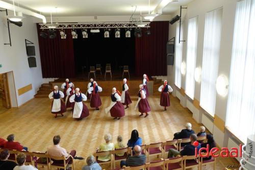 Folkloristische dansgroep De Iesselschotsers naar Estland