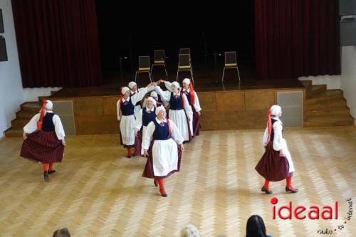 Folkloristische dansgroep De Iesselschotsers naar Estland