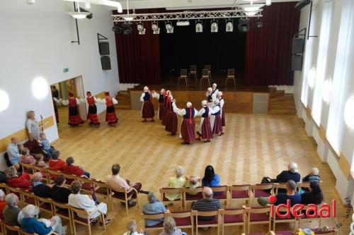 Folkloristische dansgroep De Iesselschotsers naar Estland