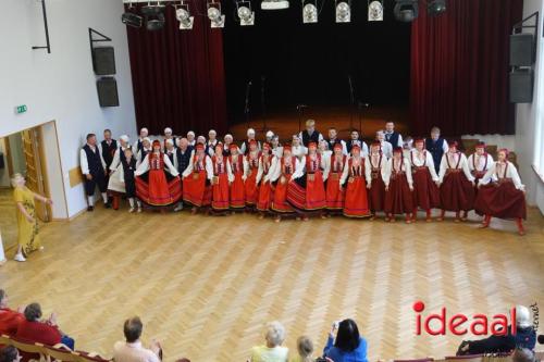 Folkloristische dansgroep De Iesselschotsers naar Estland