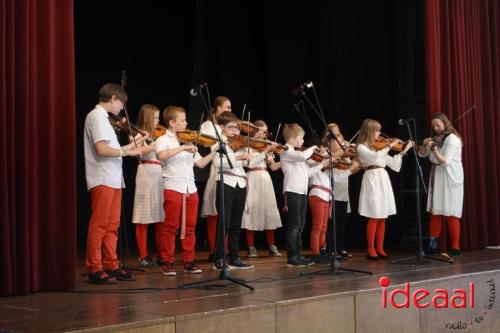 Folkloristische dansgroep De Iesselschotsers naar Estland