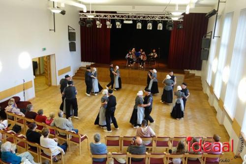 Folkloristische dansgroep De Iesselschotsers naar Estland