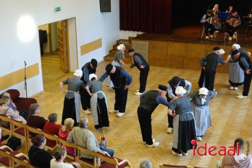 Folkloristische dansgroep De Iesselschotsers naar Estland