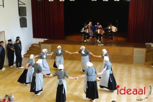 Folkloristische dansgroep De Iesselschotsers naar Estland