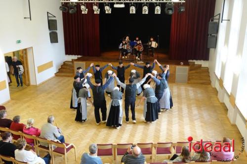 Folkloristische dansgroep De Iesselschotsers naar Estland