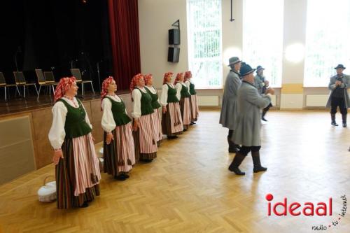 Folkloristische dansgroep De Iesselschotsers naar Estland