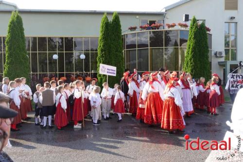 Folkloristische dansgroep De Iesselschotsers naar Estland