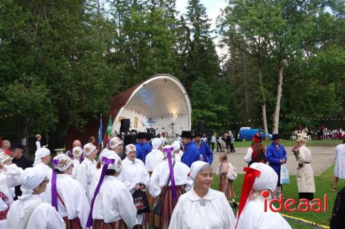 Folkloristische dansgroep De Iesselschotsers naar Estland