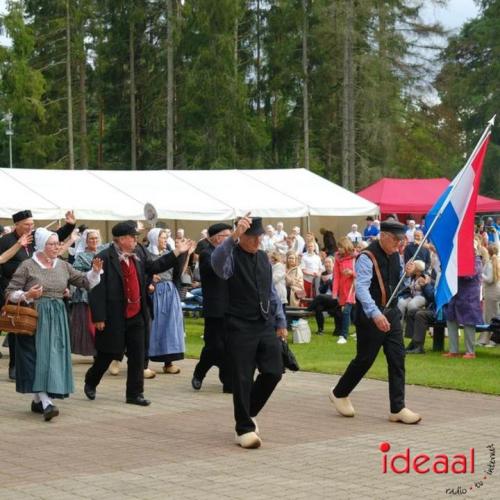 Folkloristische dansgroep De Iesselschotsers naar Estland