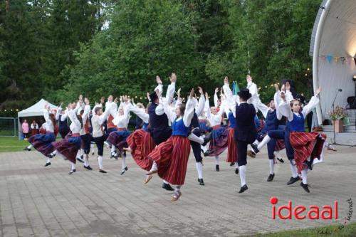 Folkloristische dansgroep De Iesselschotsers naar Estland