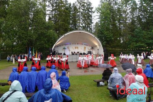 Folkloristische dansgroep De Iesselschotsers naar Estland