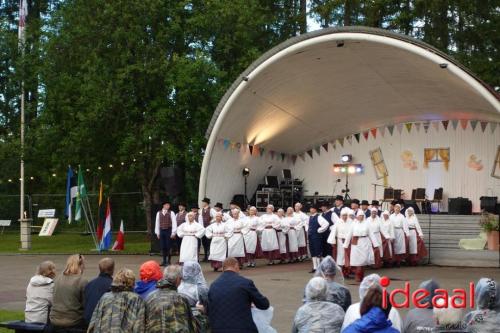 Folkloristische dansgroep De Iesselschotsers naar Estland