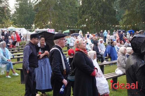 Folkloristische dansgroep De Iesselschotsers naar Estland