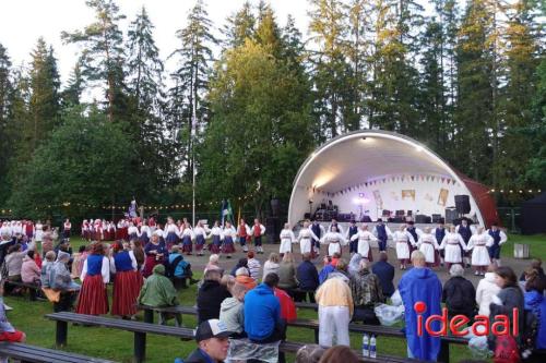 Folkloristische dansgroep De Iesselschotsers naar Estland