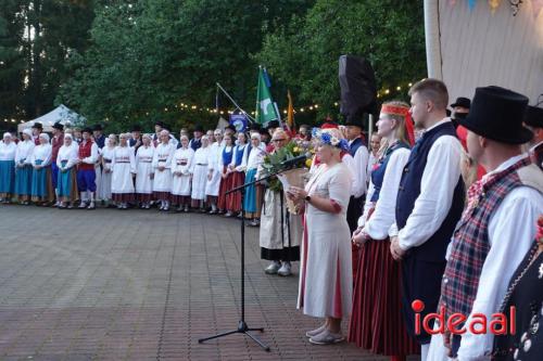 Folkloristische dansgroep De Iesselschotsers naar Estland