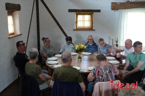 Folkloristische dansgroep De Iesselschotsers naar Estland