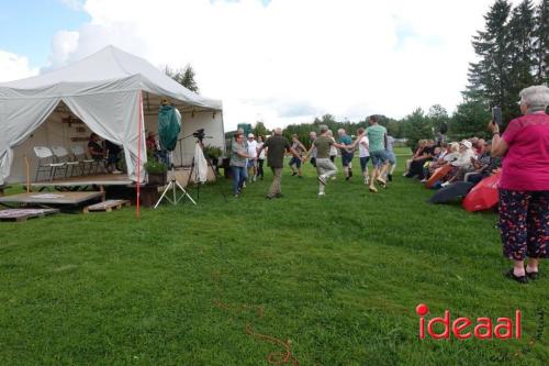 Folkloristische dansgroep De Iesselschotsers naar Estland