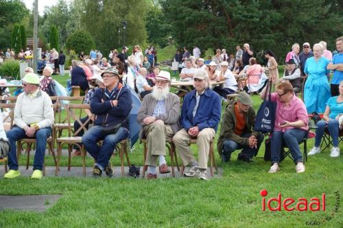 Folkloristische dansgroep De Iesselschotsers naar Estland