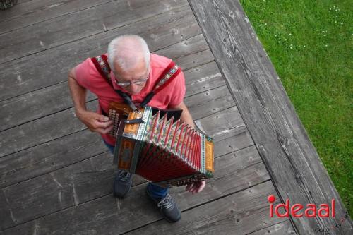 Folkloristische dansgroep De Iesselschotsers naar Estland