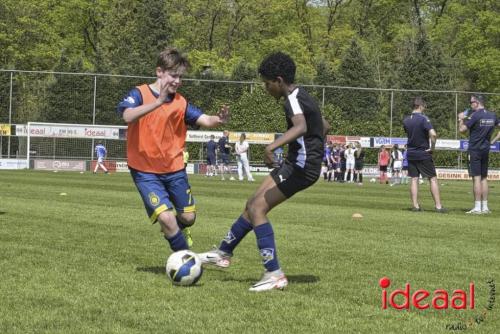 Voetbalclinic bij ZZC20 in Zelhem (01-05-2024)