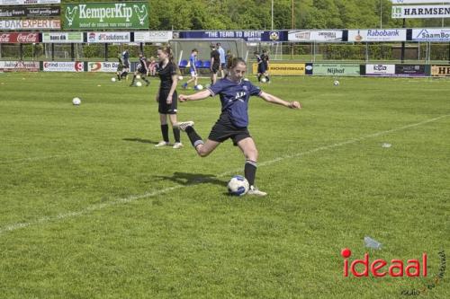 Voetbalclinic bij ZZC20 in Zelhem (01-05-2024)