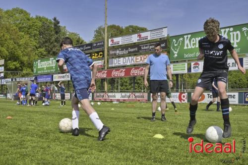 Voetbalclinic bij ZZC20 in Zelhem (01-05-2024)