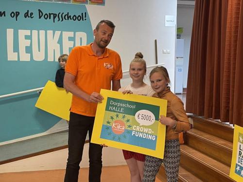 Uitreiking cheque crowdfunding Halle (17-05-2024)